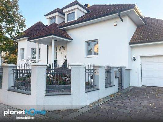 Hausansicht und Garage