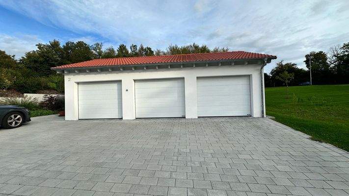 Garage mit Stellplatz davor