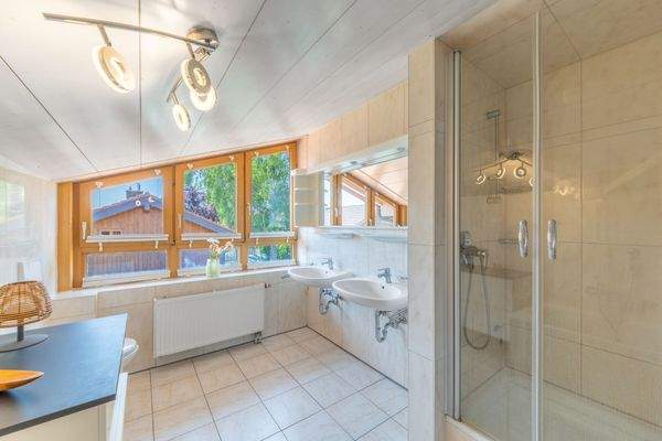 Bad mit Wanne und Dusche