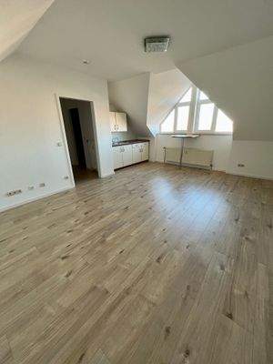 Wohnzimmer mit Einbauküche