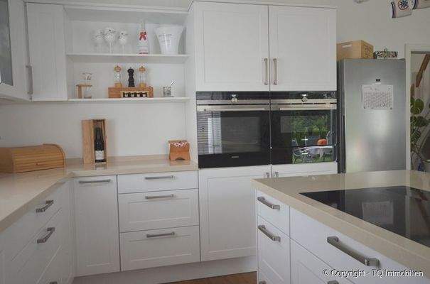 Einbaugeräte und großes Glaskeramik Kochfeld