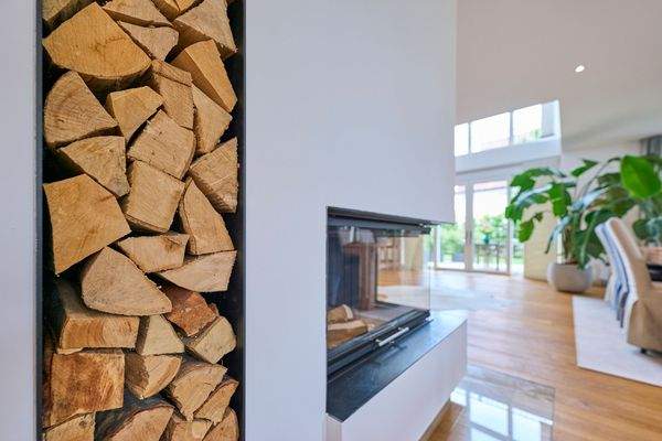 Impression Kamin mit Brennholz