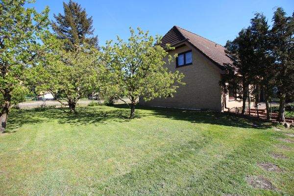 Obstgarten mit Giebelseite