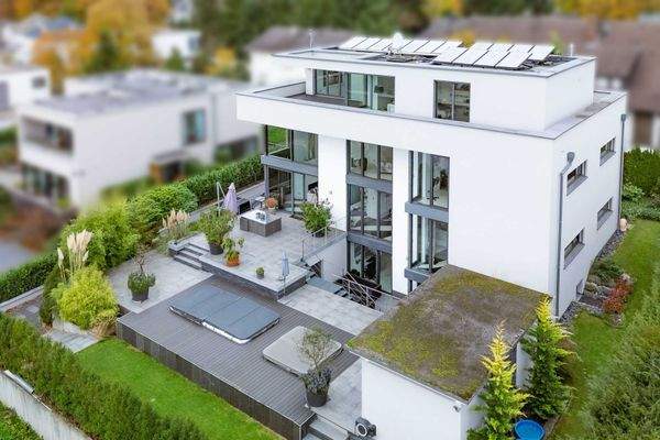 Grundstücksansicht mit Terrasse und Pool und Whirlpool