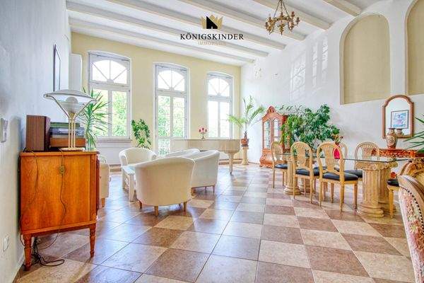 großer Saal mit Balkon 