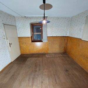 Zimmer vom Wohnzimmer aus zugänglich mit Zugang zum Bad