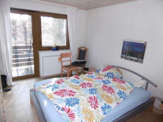 Schlafzimmer mit Zugang zum Ba