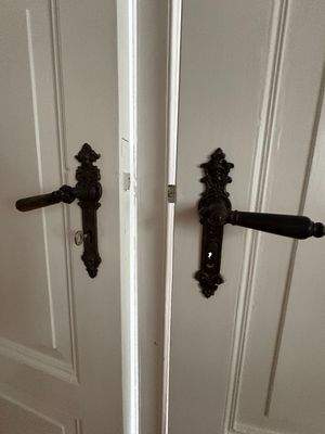 Alte Türen mit antiken Türgriffen