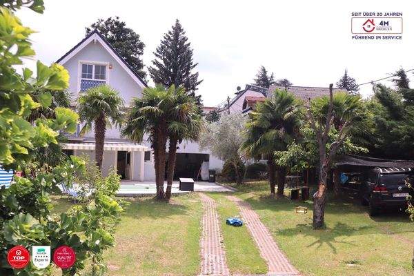 Garten mit Blick auf das Haus