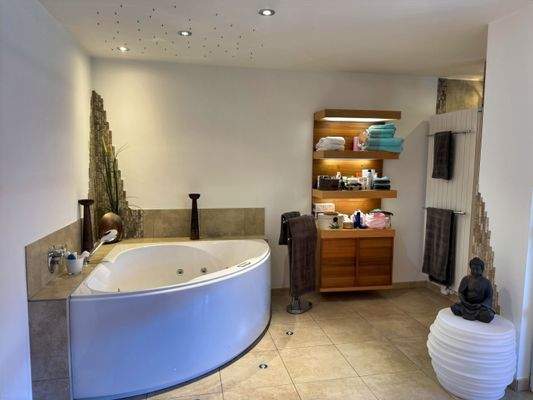 Badezimmer mit Wellnessbadewanne