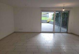 Wohnzimmer mit offener Küche