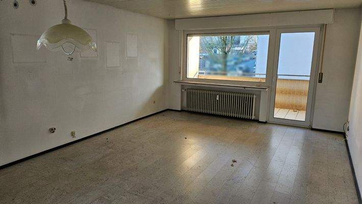 Wohnzimmer mit Blick auf den kleinen Balkon