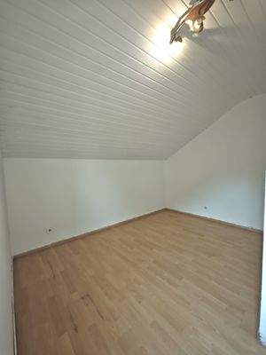 Zimmer 2) Dachgeschoss