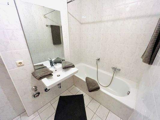 Ihr Badezimmer mit Wanne & Anschlüssen für Ihre Waschmaschine