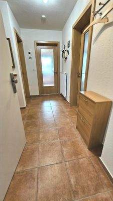 Flur (mit Garderobe) zur Küche