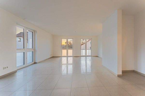 Blick aus der Küche in den Wohn- und Essbereich