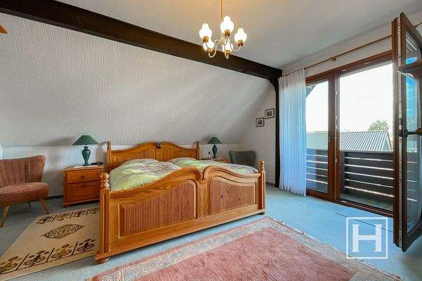 Großzügiges Schlafzimmer mit Zugang zur Loggia, Ansicht 1