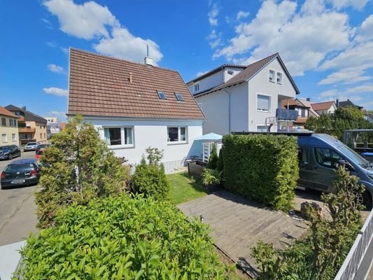 Hausansicht mit Garten