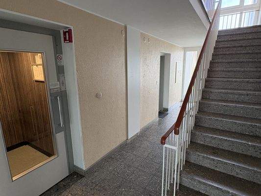 Treppenhaus / Aufzug