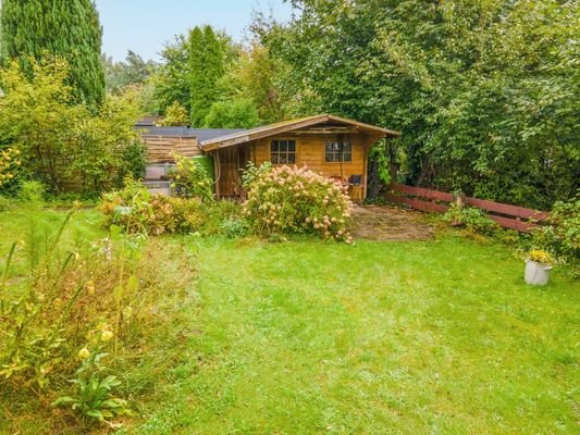 Garten mit Blockhaus