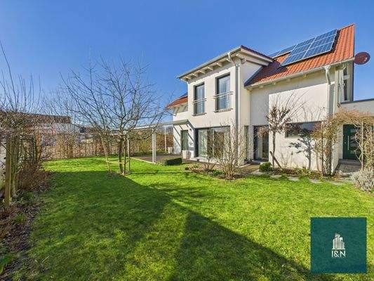 Hausansicht mit Garten