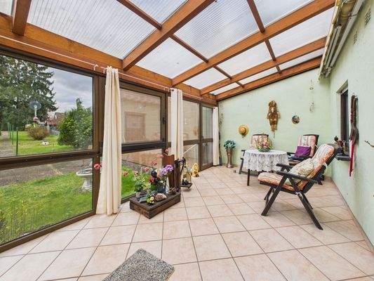 Wintergarten mit Blick in den Garten