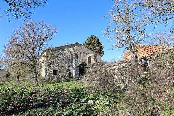 Restaurierungsbedürftiges Bauernhaus mit Nebengebäude in einmaliger Lage