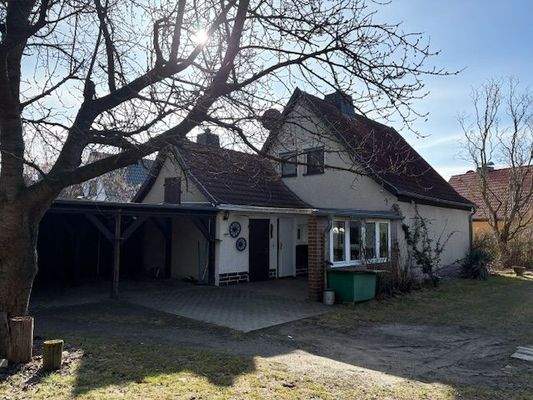 Eingangsbereich mit Anbau und Carport