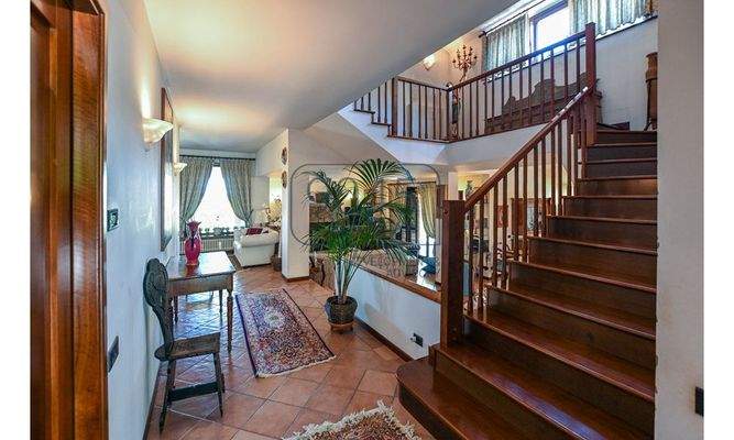 Elegante Villa mit Meerblick in der bezaubernden Hügellandschaft der Marken