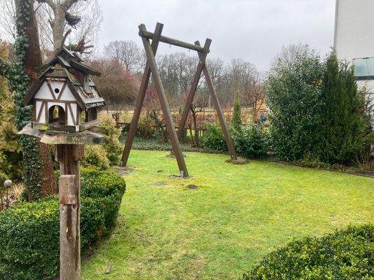 seitl. Garten mit Schaukel