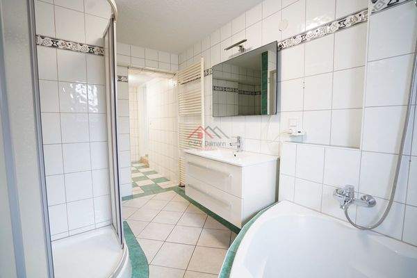 Badezimmer mit Dusche und Eckbadewanne