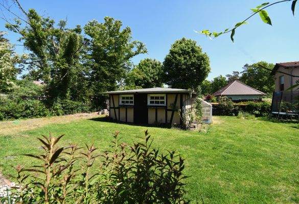 kleines Nebengelass mit Garage