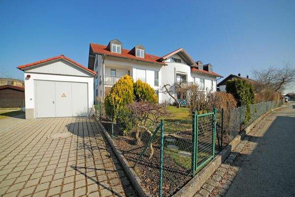 Frontansicht mit TG-Einfahrt