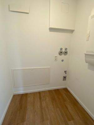 Abstellraum mit Waschmaschinenanschluss