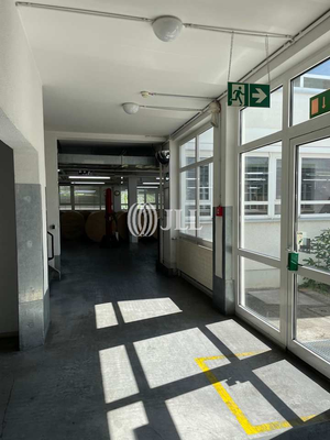 Gang zur Lagerhalle - JLL
