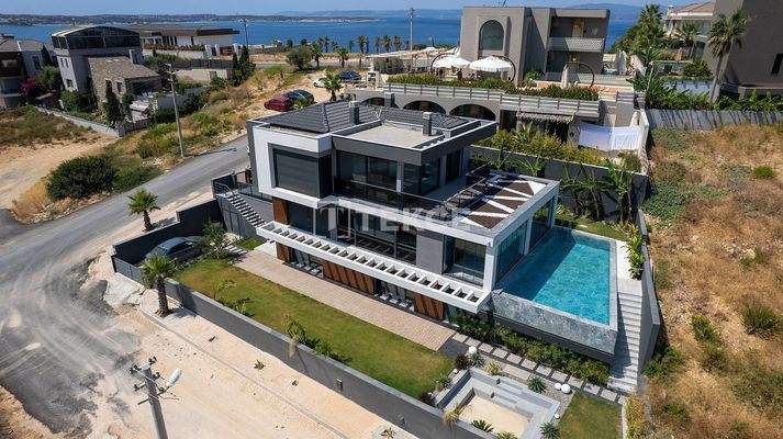 Villa with Pool Close to the Sea in İzmir Çeşme