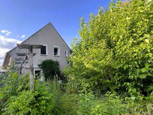 Giebelseite und Garten