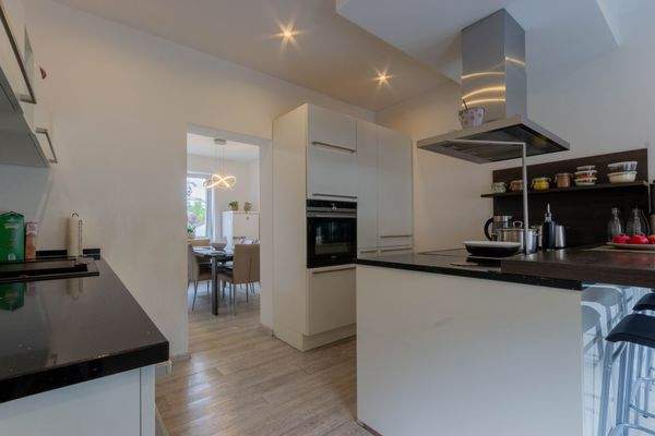 Küche mit Durchgang zum Esszimmer im Obergeschoss