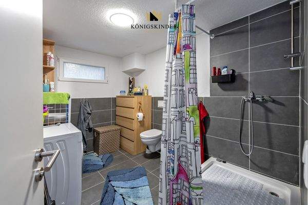 Frisch saniert: das Duschbad