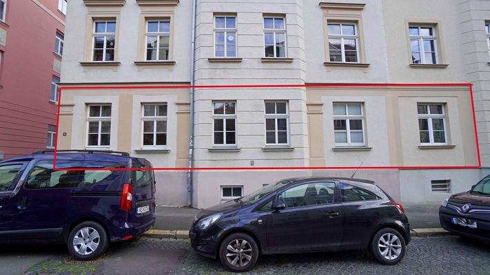 Die Wohnung befindet sich in Hochparterre des Hauses