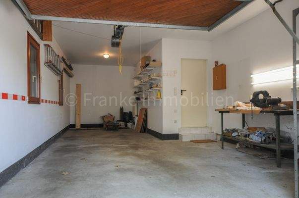 Garage mit Zugang zur Speisekammer