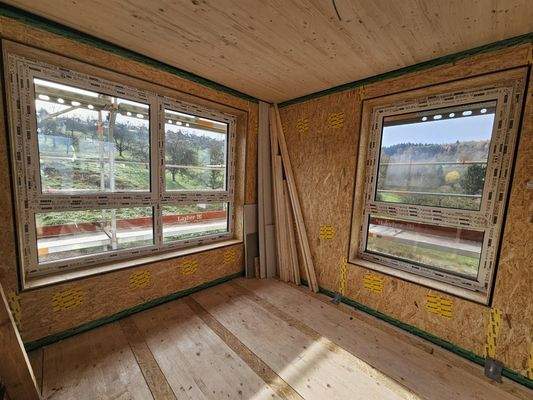 Sonniges Schlafzimmer mit Ausblick in die Natur