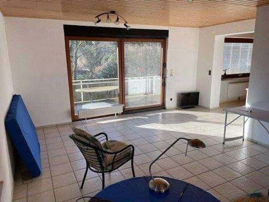 Wohnzimmer mit Balkonterrasse