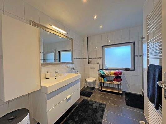 Helles und modernes Badezimmer im Obergeschoss