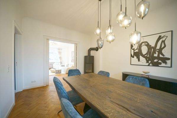 Esszimmer mit Tür zum WOhnzimmer