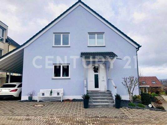 Schönes Haus mit 2 Carports