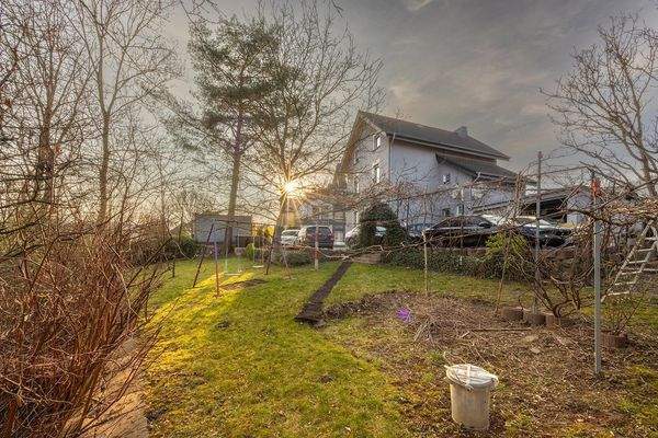 Blick vom Garten auf das Grundstück