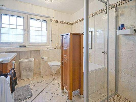 Bad mit Dusche und Wanne