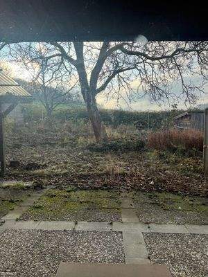 Blick von der Sonnenterrasse in den Garten