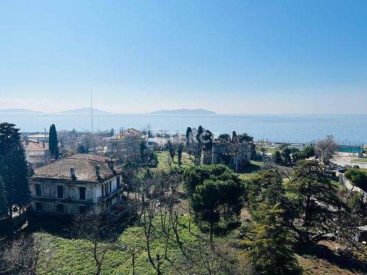 Properties within Walking Distance to the Beach in Kadıköy